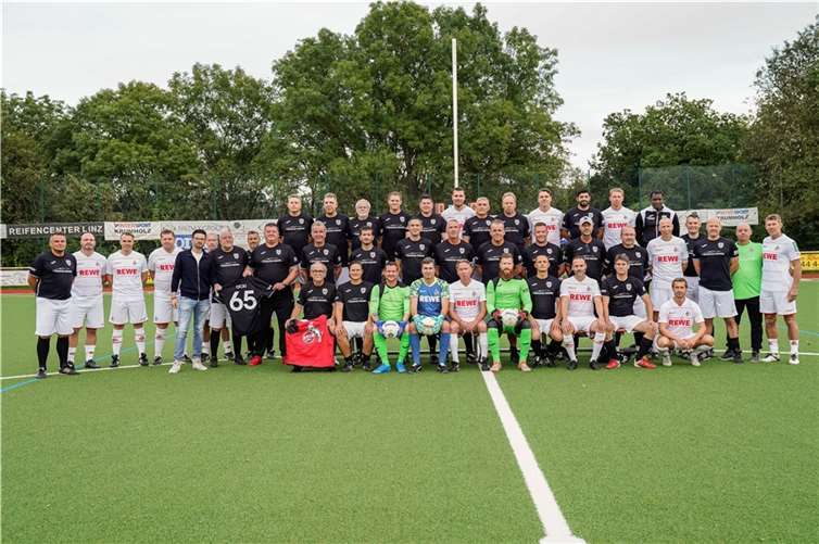 Die alten Herren des VfB Linz und die Traditionself des 1. FC Köln beim gemeinsamen Gruppenbild. Foto: CREATIV/Heinz Werner Lamberz.