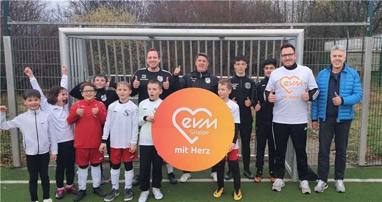 Die alten Herren freuen sich mit weiteren Spielern des SV Rengsdorf über die neuen Ballfangnetze, die mit Unterstützung der evm errichtet werden konnten.  Foto: Jörg Lahr.