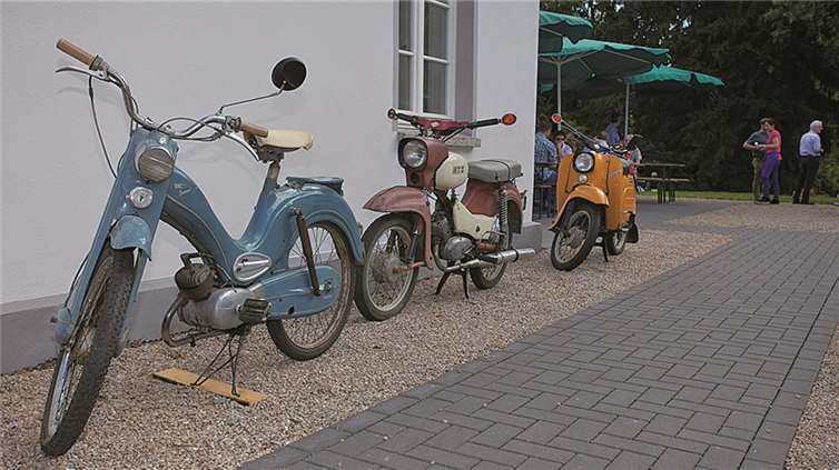 Die alten Motorräder passen wunderbar zu dem Haus Neitzert.