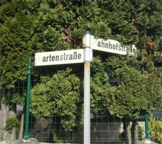 Die alten grauen Schilder sind Geschichte. privat