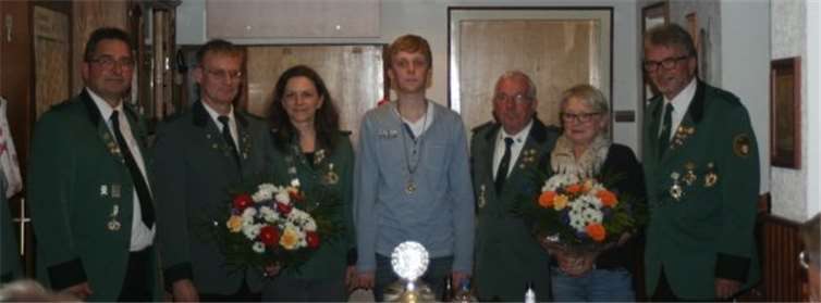 Die alten und die neuen Majestäten. V.l.: Sportwart Joachim Düngen, das neue Königspaar Claudia Ising und Hans-Peter Späth, Jugendkönig Philipp Popp, Vorsitzender Erwin Jakobs, und das letztjährige Königspaar Karin und Hans-Werner Jäckle. Privat