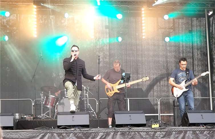 Die alternativ Rock-Pop Band Claytons war sicherlich im ganzen umgebendenRheintal zu hören. Frontmann Chris Sporenberg fegte über die Heinze-Bühneund begeisterte das Publikum beim runden Lahnsteiner Geburtstag.Fotos: ND