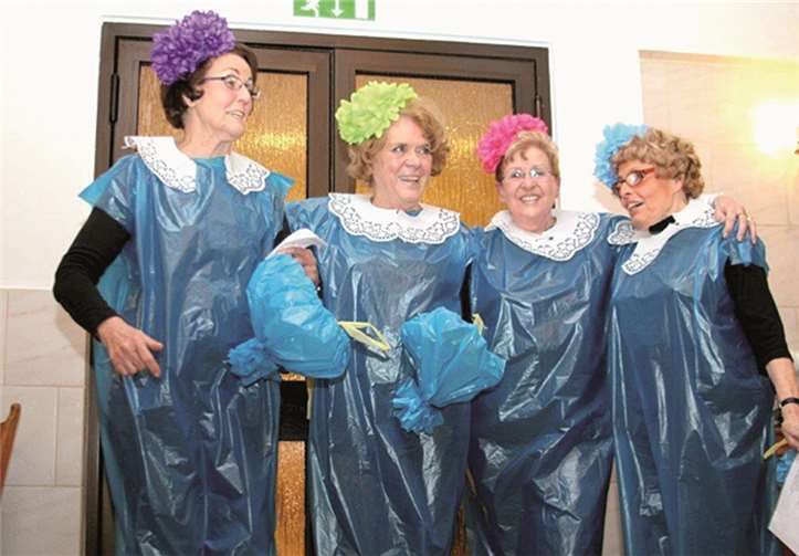 „Die alternative Modenschau“ (v. li): mit Roswitha Henrichs, Hildegard Weiler, Anneliese Klose und Christine Bell. privat