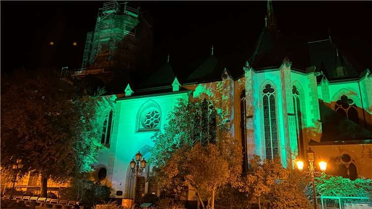 Die alterwürdige St.Laurentius-Kirche erstrahlte in grünem Schein.  Foto: Christina Schulz / Tina erkundet die Welt