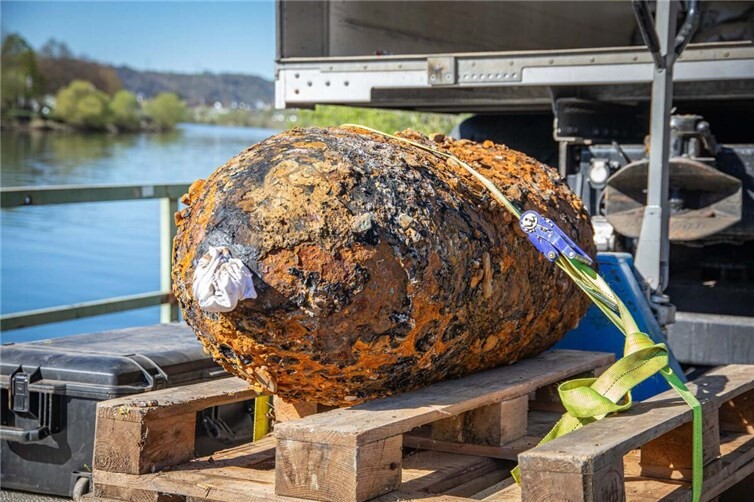 Die am 8. April im Gülser Moselbogen entschärfte amerikanische 500-Kilogramm-Fliegerbombe vor ihrer Verladung durch den Kampfmittelräumdienst Rheinland-Pfalz.