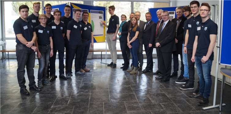 Die am „CubeSat“-Projekt beteiligten Schüler stellten Unterstützern und Förderern die Fortschritte vor. Fotos: SOT