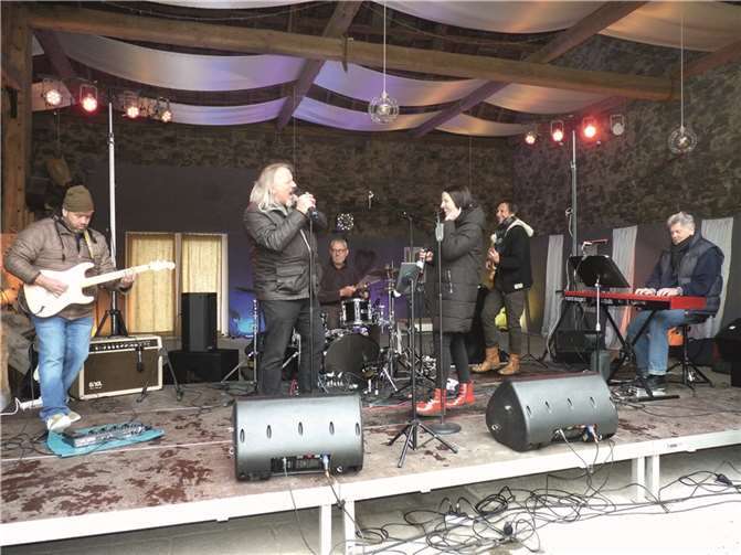 Die ambitionierten Musiker von der Band „River Soul Connection“ begeisterten ihre Fans mit einem perfekt aufeinander abgestimmten musikalischen Feuerwerk.  Fotos: FRE