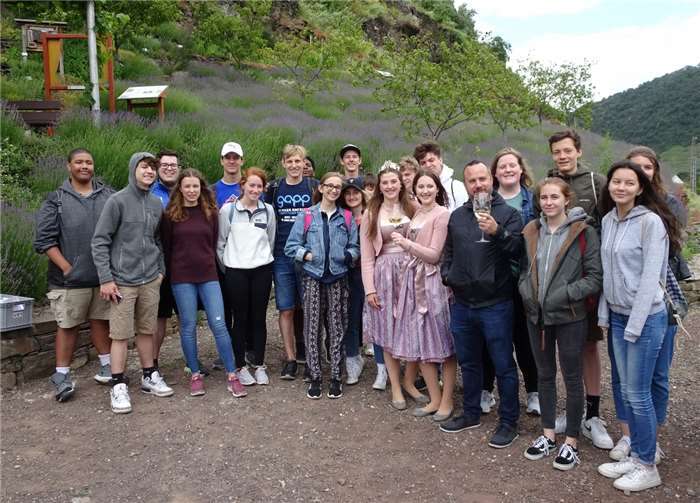 Die amerikanischen Schüler wurden von den Lehmener Weinmajestäten begrüßt. Foto: privat