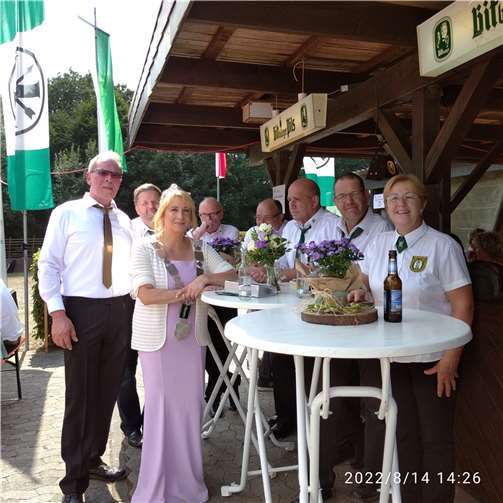 Die amtierende Bezirkskönigin des Brohltal – Schützenbundes Ulrike Bartz folgte der Einladung zum Bundesfest des Bezirksverbandes Maria-Laach in Kürrenberg. Foto: privat