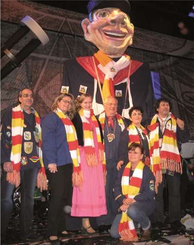 Die amtierende Burgundia von Ahrweiler, Carina Mombauer, nebst Bacchus Rudolf Wolber zu Besuch in Holland.  Privat