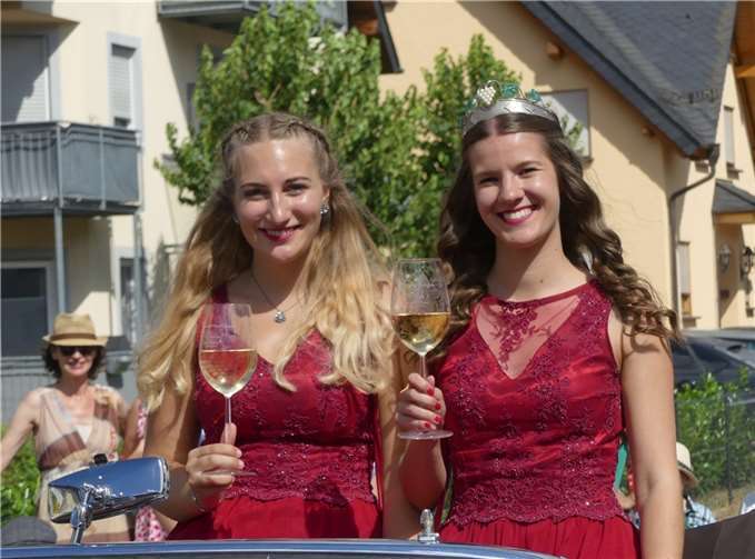 Die amtierende Ernster Weinkönigin Sarah I. und ihre Weinprinzessin Marie eröffneten in 2022 das Ernster Traditionsfest.