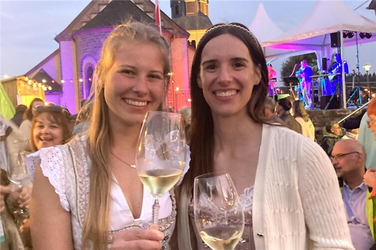 Die amtierende Escher Weinkönigin Vanessa (li.) konnte mit Prinzessin Katrin erneut zahlreiche Weinfreunde im historischen Ortskern begrüßen.