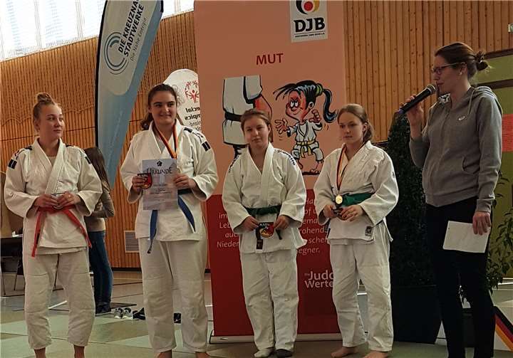 Die amtierende Rheinlandmeisterin Shana de Meijer (l.) gewinnt ihr drittes Turnier in Folge und darf sich über die Berufung in den Rheinland-Kader freuen. JC Maifeld