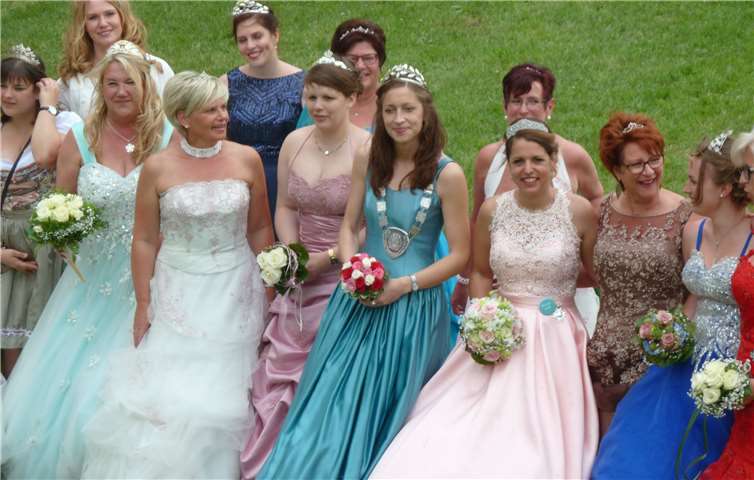 Die amtierende Scheibenkönigin beim Bundesköniginnentag in Westenholz. privat