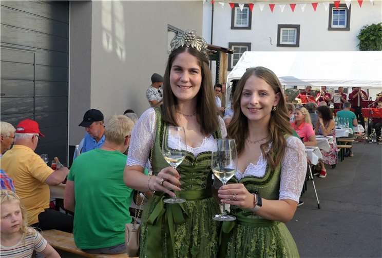 Die amtierende Weinkönigin Lea I. und ihre Weinprinzessin Jule hießen die Besucher zum diesjährigen Pumpenfest willkommen. Fotos: TE