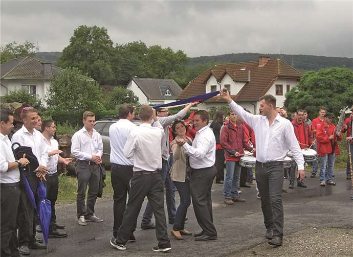 Die amtierende Weinkönigin Vanessa I beim traditionellen Trinkzug durch Heimersheim. privat