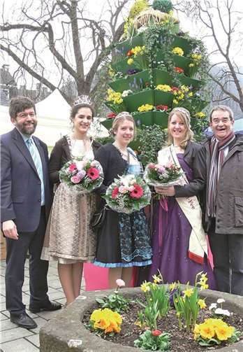 Die amtierenden Cochemer Majestäten eröffneten zusammen mit den Bürgermeistern Wolfgang Lambertz und Helmut Probst den Ostermarkt.
