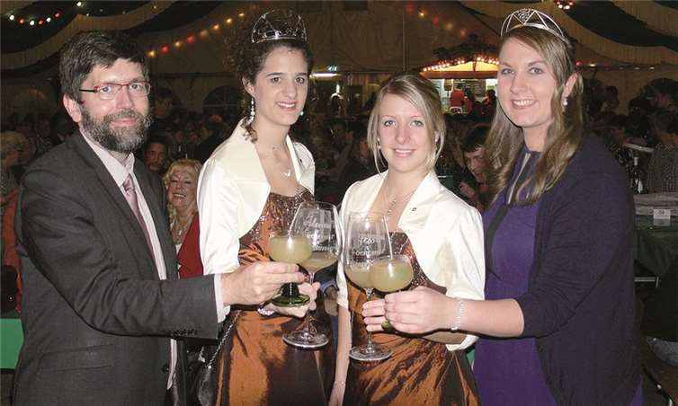 Die amtierenden Cochemer Weinmajestäten, Alena, Steffi und Antonia hießen mit Bürgermeister Wolfgang Lambertz die Festgäste willkommen. TE