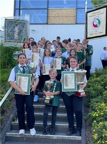 Die amtierenden Diözesanjugendmajestäten v. links Diözesanschülerprinzessin Maria Pischke aus der Schützenbruderschaft Mülheim (Bezirk Mittelrhein-Untermosel), Diözesanbambiniprinz Tom Stümper aus der Schützenbruderschaft Rott/Wied (Bezirksverband Burg Altenwied), Diözesanprinzessin Natascha Wilbert aus der Schützenbruderschaft Mülheim (Bezirk Mittelrhein-Untermosel.  Foto: Archiv 2023