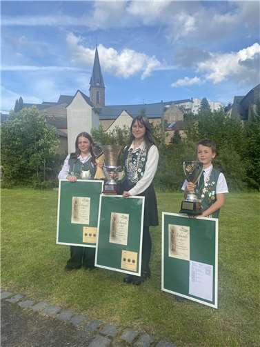 Die amtierenden Diözesanjugendmajestäten (v.l.): Diözesanschülerprinzessin Lilli Anna Pleinen aus der Schützenbruderschaft Alzheim, Diözesanprinzessin Maike Hachmer aus der Bopparder Schützengesellschaft sowie Diözesanbambiniprinz Jason Pischke aus der Schützenbruderschaft Mülheim. Foto: privat