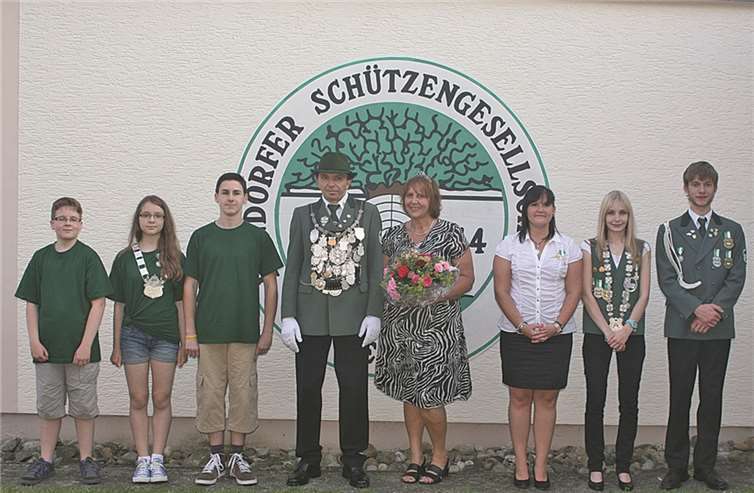 Die amtierenden Majestäten Vitomir Rašic´ mit Ehefrau Roswitha (Bildmitte), Schülerkönigin Saskia Kroth (l.) und Jugendkönigin Laura Fuhrmann (r.) privat