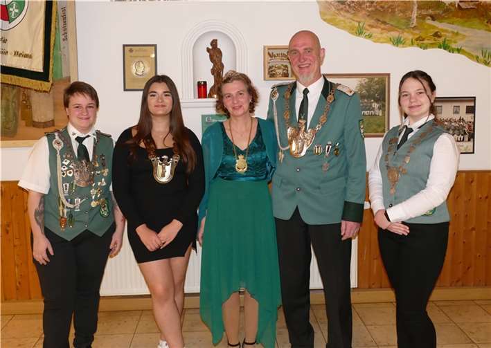 Die amtierenden Majestäten: v.li. Diözesanjungschützenprinzessin Natascha Wilbert, Bundesjungschützenprinzessin Maria Pischke, Bezirkskönig Gernot Meyer mit Königin Sylvia und Schülerprinzessin Jule Cebula.