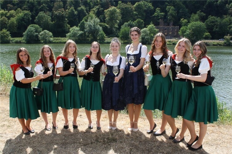 Die amtierenden Mesenicher Weinmajestäten und ihre jungen Winzermädels feierten mit den Besuchern ein tolles Weinfest.