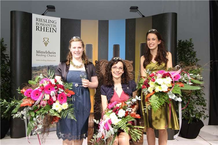 Die amtierenden Mittelrhein-Weinmajestäten: Mittelrhein Weinprinzessin Marion Schmitz, Dattenberg, Mittelrhein Weinkönigin Dhana Kröber, Boppard, Mittelrhein Weinprinzessin Annika Spitzer, Nastätten. Foto: Suzanne Breitbach