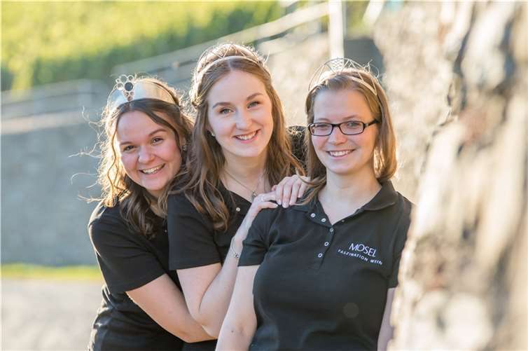 Die amtierenden Mosel-Weinhoheiten: v.li. Sarah Röhl, Kirsten Urban und Jacqueline Krause. Foto: Moselwein e.V./Chris Marmann