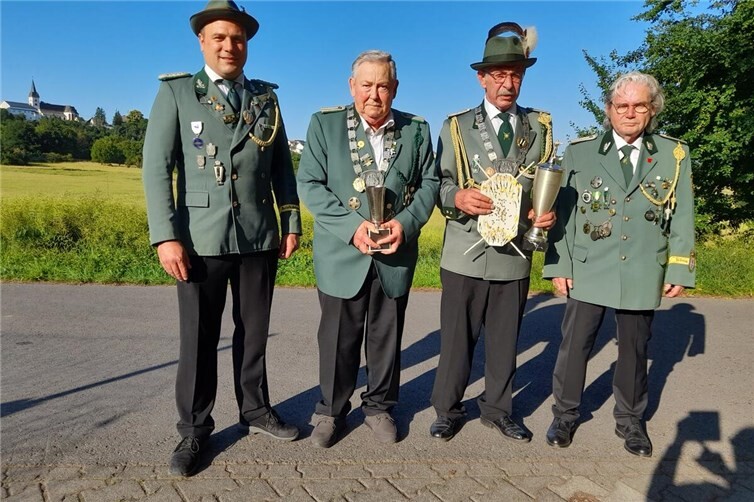 Die amtierenden Schützenkönige in der Mitte.