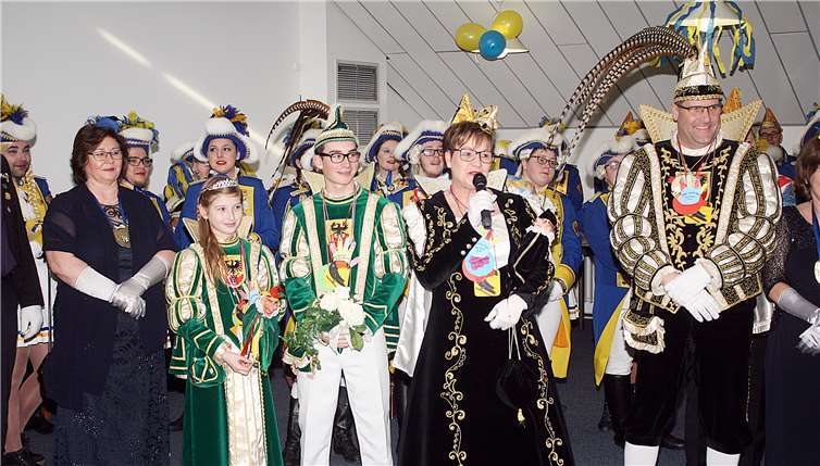 Die amtierenden Sinziger Tollitäten wohnten ebenfalls dem Rathaussturm dabei. RÜ