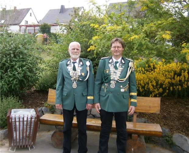 Die amtierenden Thürer Schützenkönige (v.li.) Karl Ohlberger, Rainer Wendel.St. Joh. Schützenbruderschaft 1983 Thür e.V.