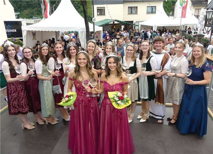 Die amtierenden Weinmajestäten Lisa und Julie hießen mit Weinregentinnen aus der Region ein internationales Publikum willkommen. Fotos: TE