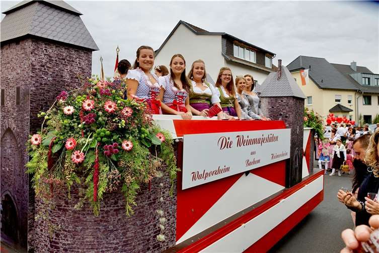 •Die amtierenden Weinmajestäten aus Walporzheim, Bachem und Heimersheim.
