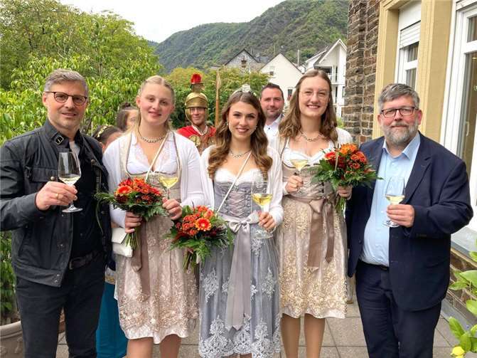 Die amtierenden Weinmajestäten zeichneten im Beisein von regionalen Ehrengästen für die Eröffnung verantwortlich. Fotos: TE