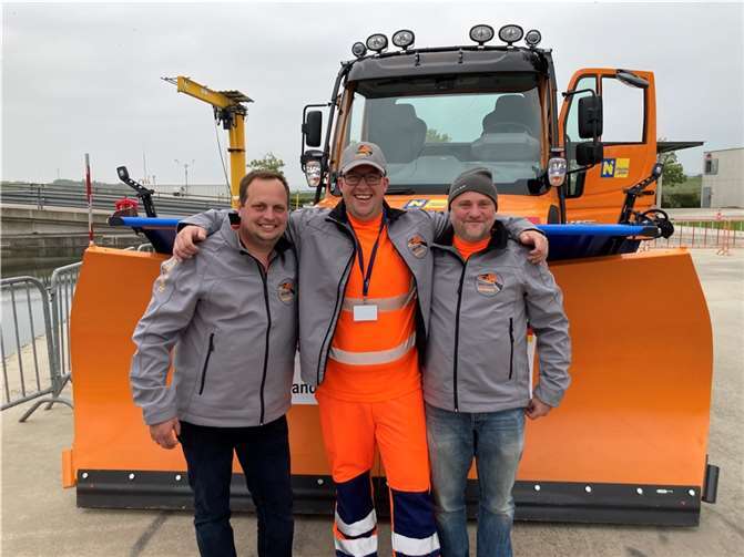 Die amtierenden deutschen Meister im Schneepflugfahren, Pilot Matthias Rudolph (Mitte) und sein Co-Pilot Luca Assenmacher (links), hier mit Betreuer Frank Schwaiger, wollen ihren Titel bei der 3. Schneepflugmeisterschaft am 16. September 2023 in Koblenz verteidigen.  Quelle: Die Autobahn GmbH des Bundes