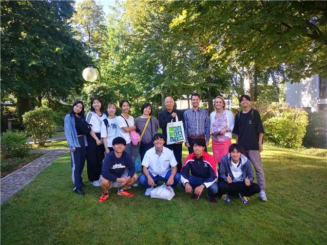 Die an dem Austausch teilnehmenden Japaner mit ihrem Professor und der Leitung des Kurfürst-Balduin-Gymnasiums. Foto: Stefanie Velten
