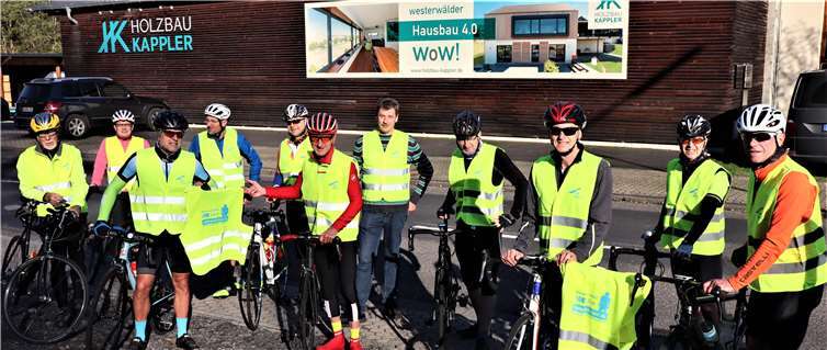 Die an der Aktion beteiligten Radler der Equipe France vor der Ausfahrt mit Warnweste im Gelbachtal. Foto: privat
