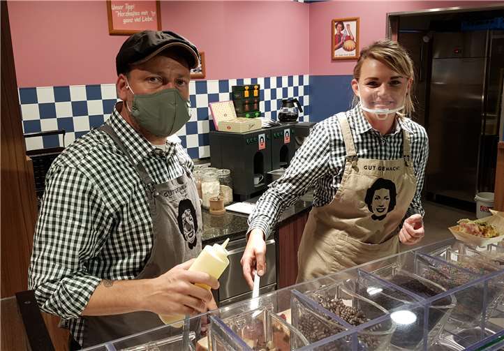 Die angebotenen und originellen Speisen werden in weiten Teilen mit bewährten Dr. Oetker Produkten zubereitet.