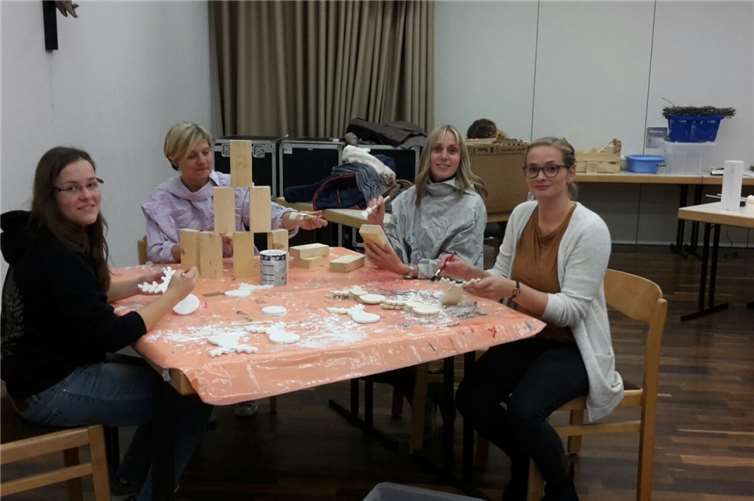 Die angefertigten Arbeiten werden am Samstag, 10. Dezember, beim „Feuerzauber“ zum Verkauf angeboten.