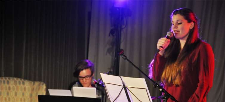 Die angehende Abiturientin Lou Jonen begeisterte in ihren Duetten mit Markus Keil das LiedStrich-Publikum. privat