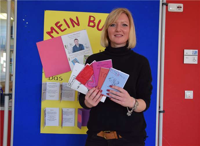 Die angehende Erzieherin präsentiert das mit den Kids ihrer Kunst-AG entstandene Buchprojekt