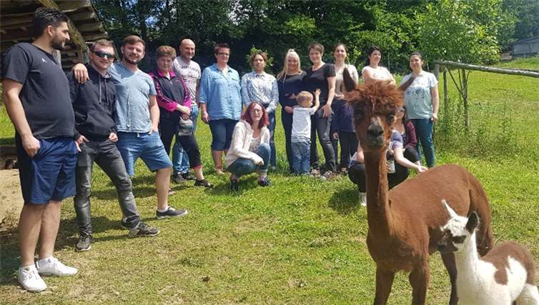 Die angehenden Altenpfleger informierten sich auf der Alpaka-Farm über den Einsatz von Alpakas als Therapietiere. privat