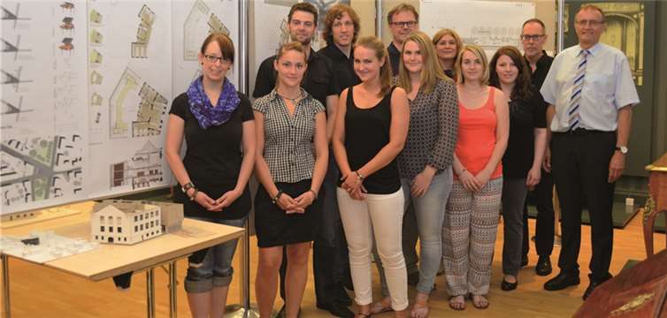 Die angehenden Architektinnen und Architekten mit Prof. Dipl. Ing. Uwe Simon, Landrat Rainer Kaul, dem Direktor des Roentgen-Museums Bernd Willscheid und der Behindertenbeauftragten Andrea Oosterdyk. privat