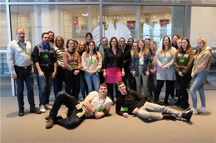 Die angehenden Erzieherinnen und Erzieher der Carl-Burger-Schule zu Besuch im Bundestag.  Fotos: privat