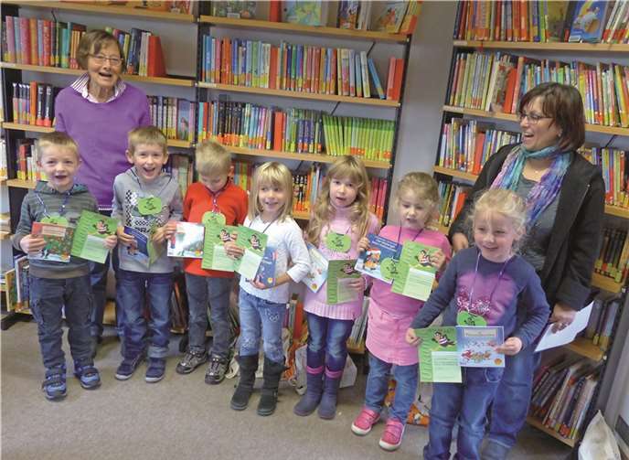Die angehenden "Leseratten" mit ihrem Büchereiführerschein und ihrem Geschenk: ein kleines Weihnachtsbuch.privat