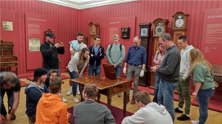 Die angehenden Schreinermeister aus Baden-Württemberg bewunderten die Stücke der bedeutendsten Kunsttischler des 18. Jahrhunderts. Foto: Roentgen-Museum Neuwied