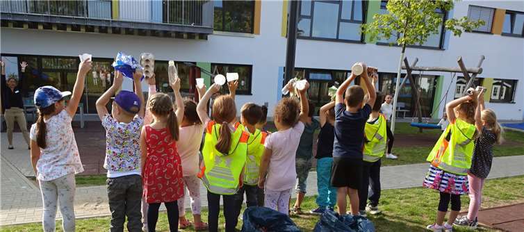 Die angehenden Schulkinder der Kita Lohweg waren bei der Aktion „Saubere Landschaft“ dabei und hatten so einige Fundstücke zu präsentieren.
