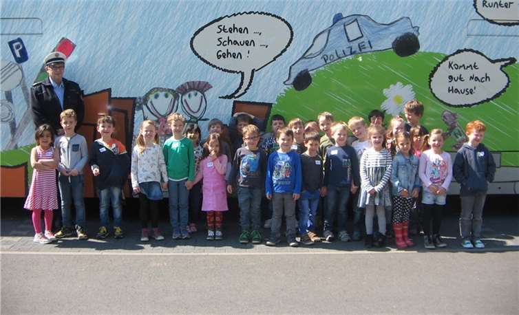 Die angehenden Schulkinder hatten die vier Polizisten und den Bus der Puppenbühne bereits gespannt erwartet. privat