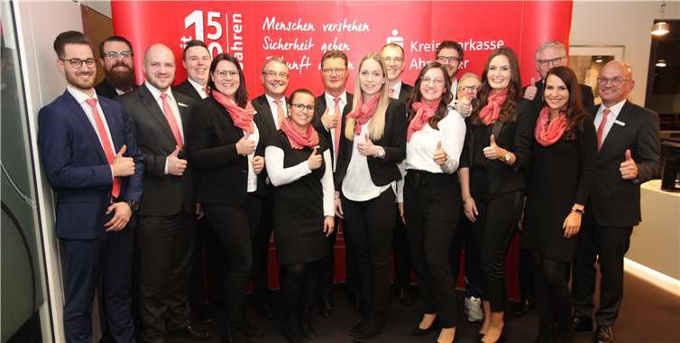 Die angehenden Sparkassenfachwirte freuen sich ebenso wie ihre Führungskräfte und Ausbildungsverantwortlichen auf den praktischen Teil des Studiengangs zum Sparkassenfachwirt.Foto: KSK Ahrweiler